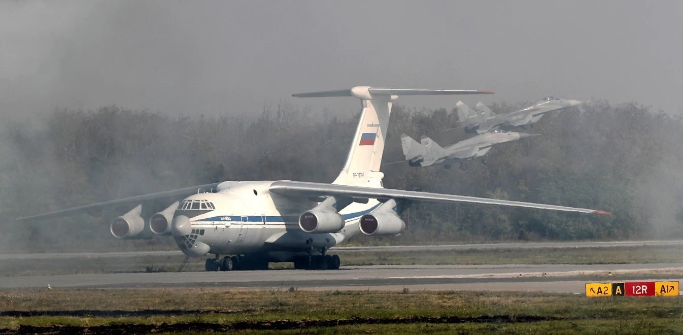 Έφτασαν στην Ελλάδα το ρωσικό «θηρίο» Ilyushin Il-76 και τα δύο Mi-8 για τη μάχη κατάσβεσης των πυρκαγιών